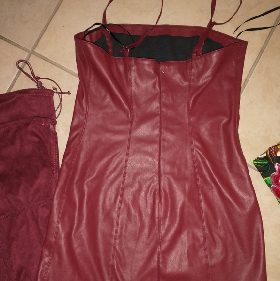 Forever 21 Dress 26* long  Chest 32" Zipps Half way down back. Has some stretch. - Picture 3 of 5